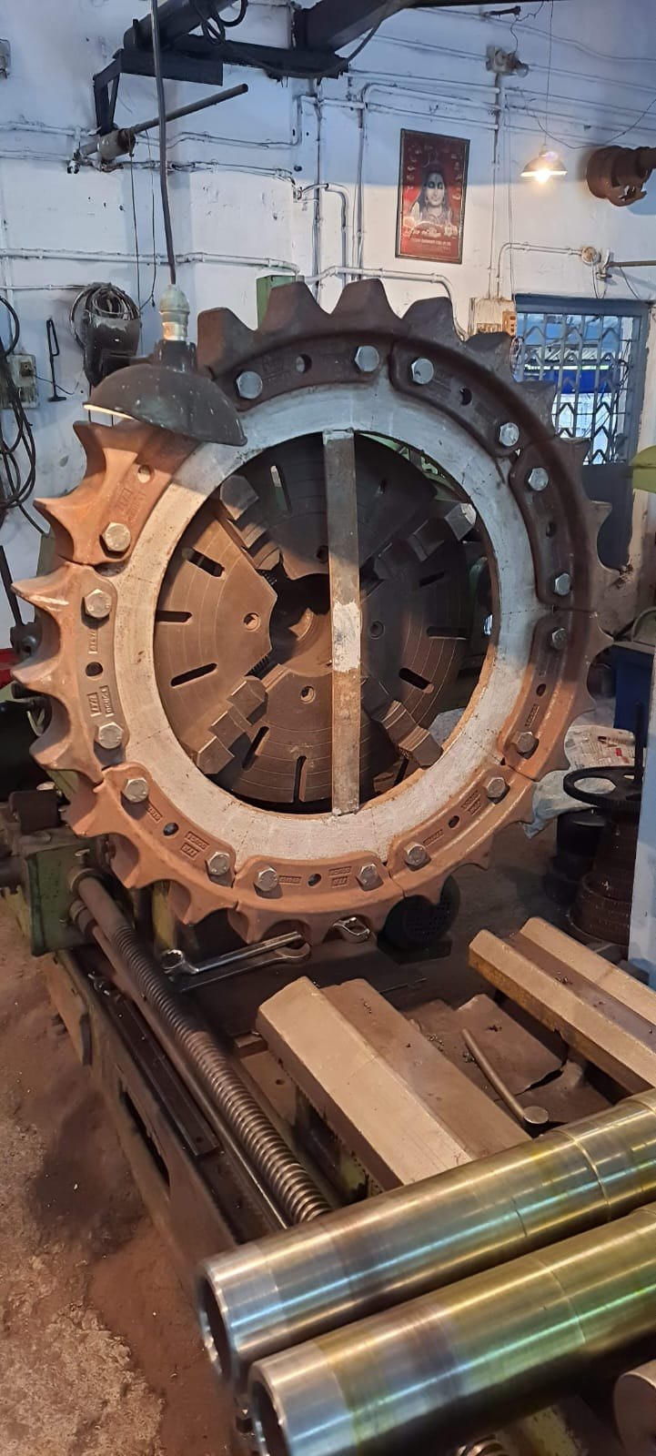Large sprocket gear for earthmoving equipment